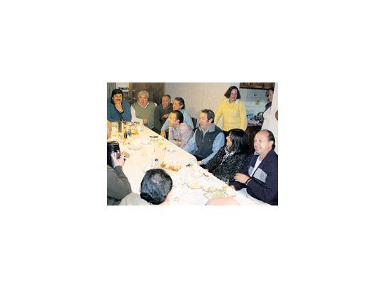 Julio Cobos compartió una cena en la casa del diputado provincial Andrés Marín junto al intendente de Godoy Cruz, Alfredo Cornejo, y al diputado del  Frente para la Victoria Enrique Thomas. También estuvieron el presidente del Instituto Nacional de Vitivinicultura, Juan Carlos Jaliff, y el ex funcionario del Ministerio de Planificación Federal, Jorge Pardal.
