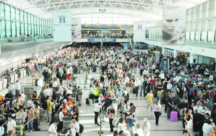 Aeropuertos. Más de 300 mil personas salen (a través de Ezeiza y Aeroparque) al exterior cada mes. La medida generará un impacto negativo a partir de marzo.