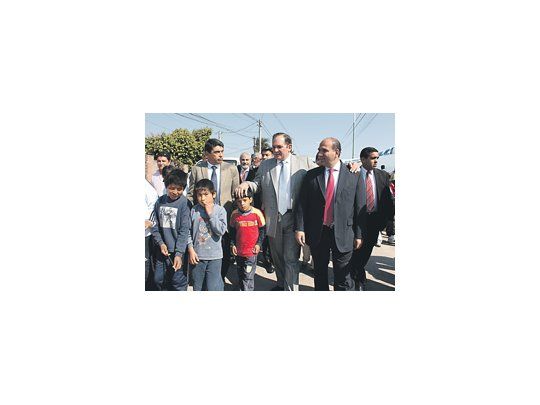 El gobernador reelecto exhibió ayer su holgada victoria en recorridas por la provincia junto al futuro vicegobernador, Juan Manzur.