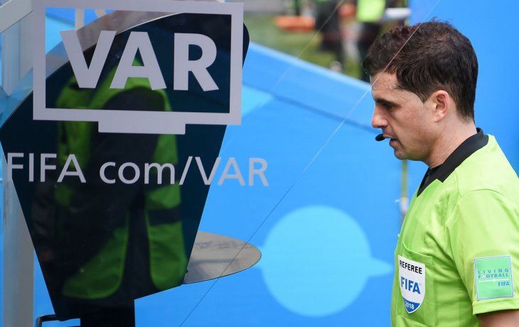 El VAR se implementaría en el fútbol argentino el año que viene.