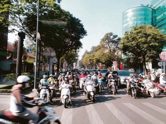 Motos. Con mascarilla para combatir la contaminación, los vietnamitas optan masivamente por utilizar motos y bicicletas. El caos de tránsito provoca 25 muertes diarias.&nbsp;