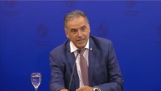 Yamandú Orsi descartó la eliminación de las AFAP y refirió al Diálogo Social como la base para la reforma. Yamandú Orsi descartó la eliminación de las AFAP y refirió al Diálogo Social como la base para la reforma.