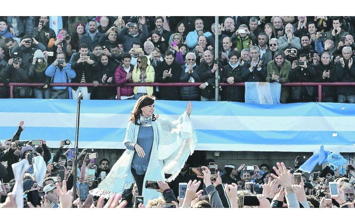 ámbito.com | Sin anuncio. La expresidente encabezó un masivo acto en Avellaneda, pero muchos militantes K se fueron decepcionados por el tono “light” de su discurso, donde esperaban que anunciara su candidatura a senadora.