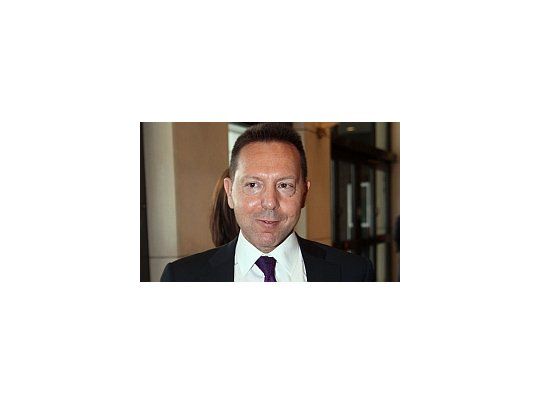 Sturnaras trabajó para el Banco de Grecia y en varias entidades financieras privadas.