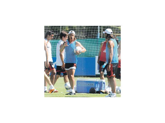 Matías Almeyda probó con el «Chori» Domínguez, Trezeguet y Cavenaghi, quienes jugarán desde el inicio en el superclásico.