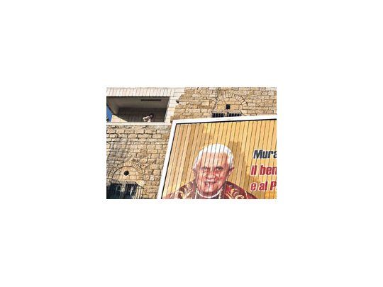 La ciudad de Belén, en Cisjordania, ya espera al papa Benedicto XVI. Los resabios de las recientes polémicas con judíos y musulmanes ponen un marco de tensión adicional a la visita que realiza desde hoy el Pontífice a Medio Oriente.