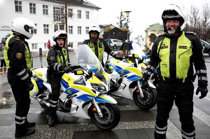 La policía de Islandia se aboca a tareas sociales, además de organización urbana. La policía de Islandia se aboca a tareas sociales, además de organización urbana.