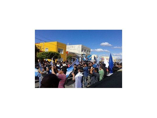 Multitudinaria marcha de petroleros para defender el empleo en el sector