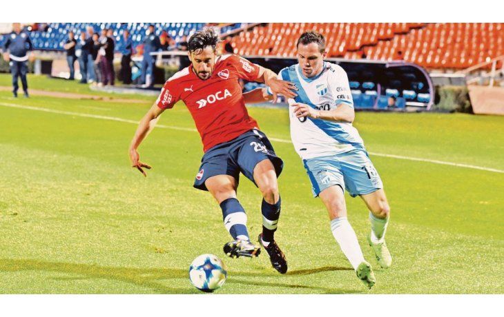 Parejo. El duelo entre Atlético  e Independiente tuvo ya tres capítulos y siempre se definió por un gol. En la foto Jonás y Hechalar luchan.