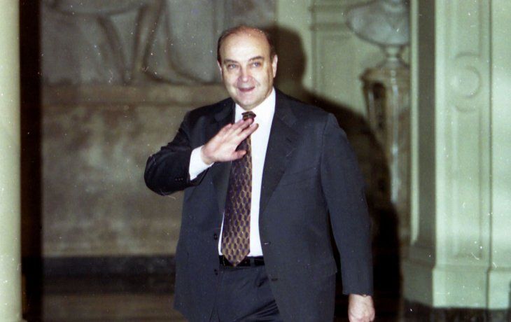 Tras la rtenuncia de López Murphy en marzo de 2001, la llegada de Cavallo se produce en un clima ambiguo.