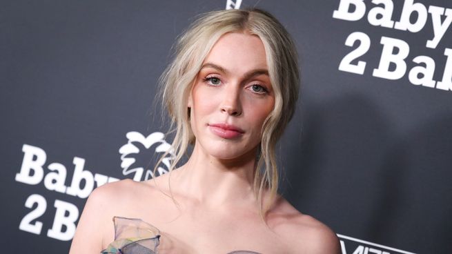 Alex Cooper rompió moldes con su podcast y transformó una charla entre amigas en un imperio que genera millones y marca tendencia global.