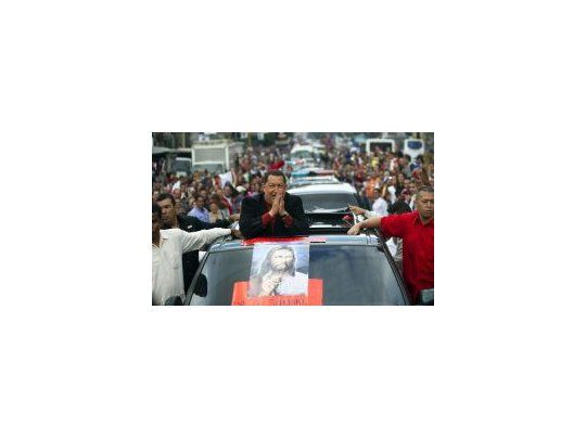 Chávez arribó al aeropuerto internacional en medio de una multitud que le tiraba flores y bufandas, se presentaba con globos y arrojaba papelitos de colores, y recibía los saludos del presidente.