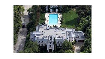 La villa está situada en el barrio de Holmby Hills, en la ciudad de Los Angeles.