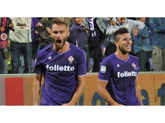 Pezella festeja su gol junto a Simeone (@acffiorentina).