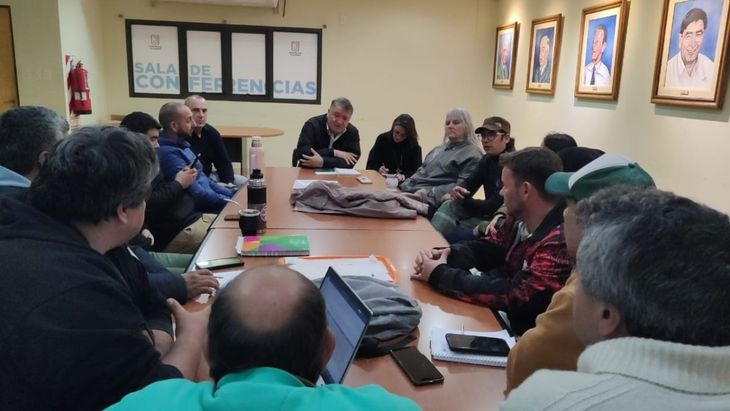 En Eldorado, docentes se reunieron con un enviado del Gobierno de Misiones. En Eldorado, docentes se reunieron con un enviado del Gobierno de Misiones.