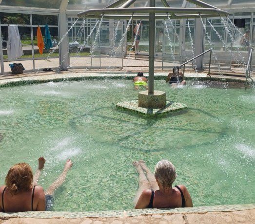 Piscinas con distintas temperaturas permiten elegir la experiencia según cada preferencia Piscinas con distintas temperaturas permiten elegir la experiencia según cada preferencia