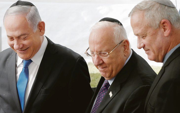 DISTENsIÓN. El presidente Reuven Rivlin, el primer ministro Benjamin Netanyau y el ganador de los comicios del martes, Benny Gantz, participaron ayer de una ceremonia para recordar al fallecido mandatario, Shimon Peres.