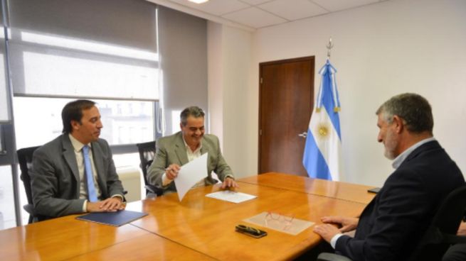 Fernando Bearzi, Adrián Daniele y Jorge Córdoba firmaron el acuerdo.