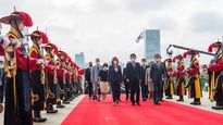 La presidenta de la Cámara de Representantes de Estados Unidos, Nancy Pelosi, saludada por la guardia de honor en Seúl.