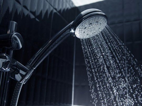 El cuerpo busca adaptarse contra el ambiente frio que genera el agua a bajas temperaturas.