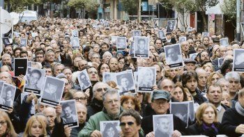 Entidades y familiares de las v&iacute;ctimas celebraron, con cautela, los anuncios de Alberto Fern&aacute;ndez.