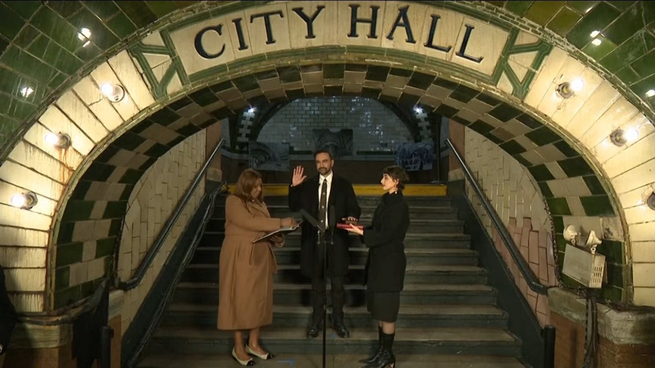 El nuevo Alcalde de la ciudad de Nueva York jura sobre el Corán, lo que desata el ataque en su contra.