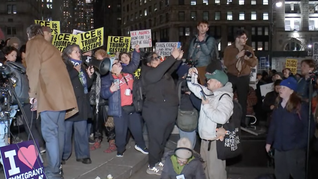 La movilización se realizó en Foley Square, frente a la sede del Departamento de Seguridad Nacional, luego del operativo en Minneapolis que terminó con una mujer de 37 años baleada por un agente del ICE. La movilización se realizó en Foley Square, frente a la sede del Departamento de Seguridad Nacional, luego del operativo en Minneapolis que terminó con una mujer de 37 años baleada por un agente del ICE.