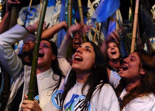 La militancia K celebró dentro y fuera del Congreso (foto 1)