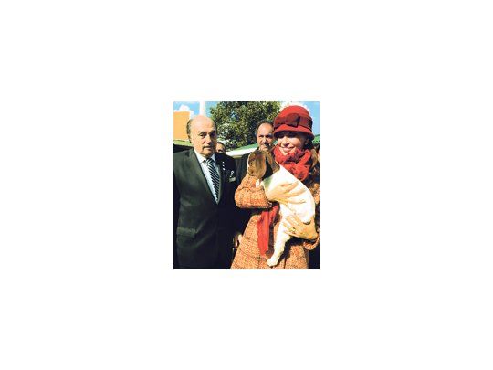Una imagen vale más que mil palabras: Cristina de Kirchner con un cabrito clonado en brazos y el gorro rojo en la cabeza, como para no pasar inadvertida.