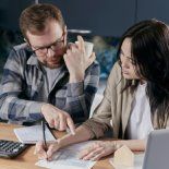 Una pareja hace consultas y cuentas para tratar de poder llegar al sueño de la casa propia, hoy otra vez con dificultades para conseguir el apalancamiento crediticio Una pareja hace consultas y cuentas para tratar de poder llegar al sueño de la casa propia, hoy otra vez con dificultades para conseguir el apalancamiento crediticio