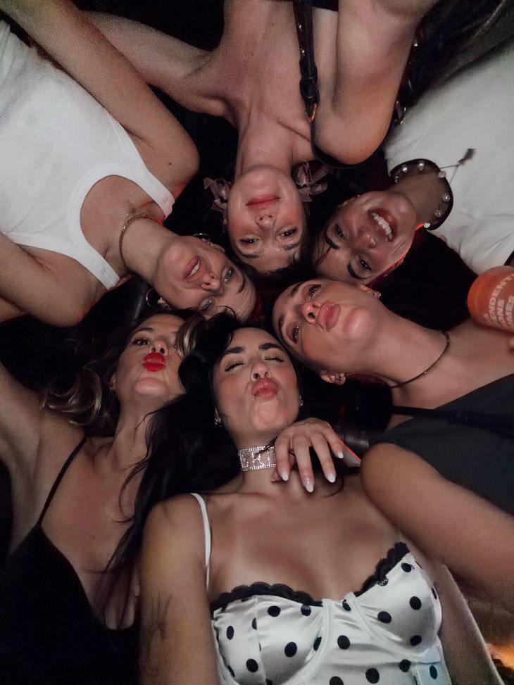 La celebración incluyó una fiesta temática con disfraces y accesorios vinculados con la boda. La celebración incluyó una fiesta temática con disfraces y accesorios vinculados con la boda.