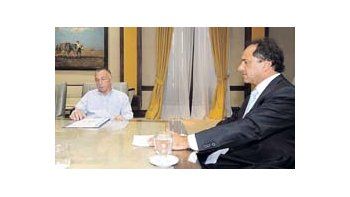 El gobernador recibió ayer al dirigente Pedro Apaolaza.