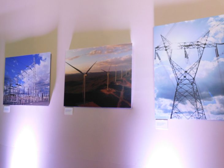 La ambientación además de contar con plantas naturales en todos los rincones y espacios, también se pudo observador una muestra fotográfica del parque eólico. La ambientación además de contar con plantas naturales en todos los rincones y espacios, también se pudo observador una muestra fotográfica del parque eólico.