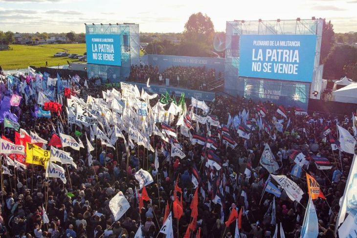 35 mil personas cantaron "Se siente, Axel presidente". 35 mil personas cantaron "Se siente, Axel presidente".
