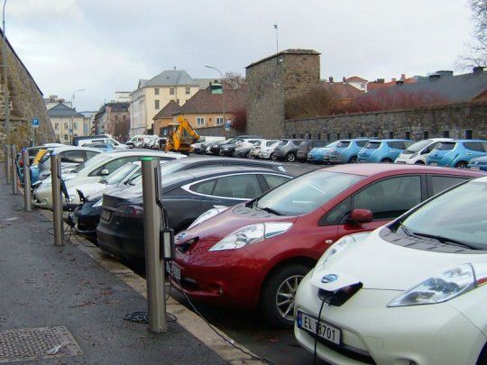 Noruega apunta a terminar con la venta de vehículos de combustibles fósiles para 2025.
