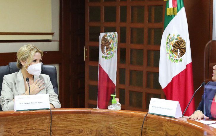 La Primera Dama Fabiola Yañez fue recibida por&nbsp; María del Rocío García Pérez, directora del Sistema Nacional para el Desarrollo Integral de la Familia (DIF) de México.&nbsp; 