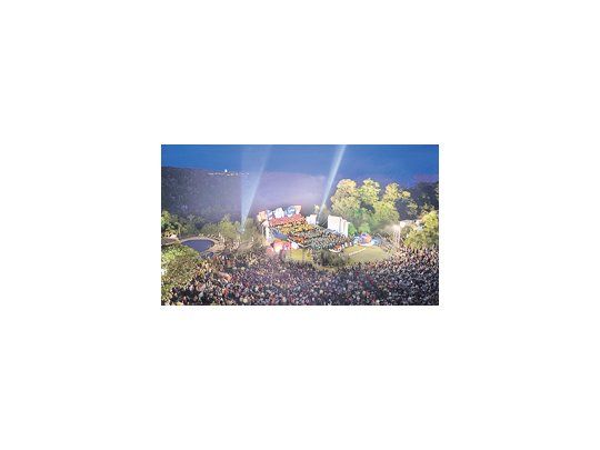 Una vista del multitudinario cierre musical de «Iguazú en concierto», con todas las orquestas, coros y solistas infantiles y juveniles que participaron este año del ciclo impulsado por Andrea Merenzon.