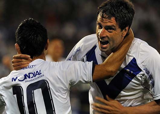 Unidos en un abrazo se funden López y Moralez.