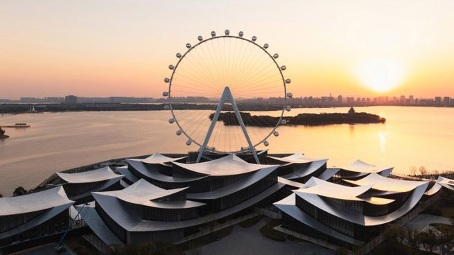 Con vuelta al mundo, el Museo de Arte Contemporáneo de Suzhou, en China, se presenta como un conjunto de pabellones de baja altura articulados bajo una cubierta continua, una reinterpretación contemporánea de los jardines tradicionales frente al lago Jinji