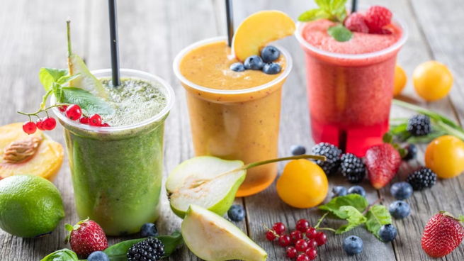 Licuado mágico de frutas con agua para mantener la hidratación