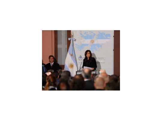 Cristina de Kirchner junto a Amado Boudou en la inauguración de el patio Malvinas argentinas.