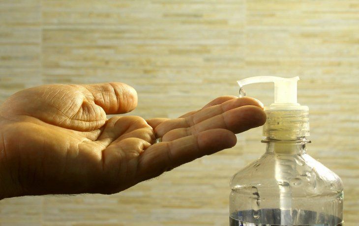 tras declaracion del covid-19 como pandemia, el precio del alcohol en gel se disparo hasta 48%