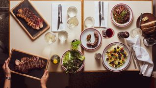 La carta ofrece un glosario detallado de carnes, que describe la anatomía de cada corte, su procedencia y tipo de alimentación. La carta ofrece un glosario detallado de carnes, que describe la anatomía de cada corte, su procedencia y tipo de alimentación.