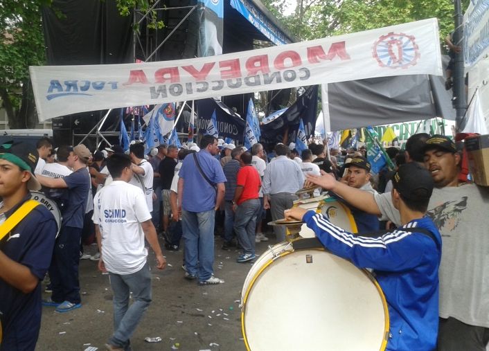 Clásico de acto moyanista: basura y caos de tránsito (foto 9)