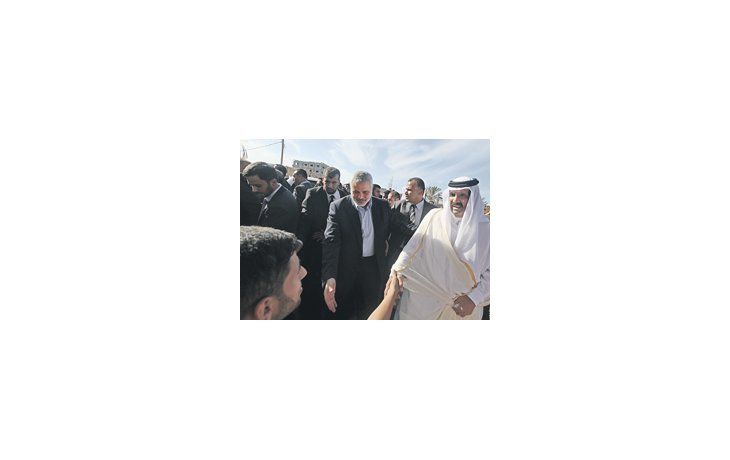 ámbito.com | El jefe de Estado de Qatar, Hamad ben Jalifa al Thani, se mostró ayer con el líder de Hamás en Gaza, Ismail Haniye. Su viaje constituyó una bocanada de oxígeno para el aislado movimiento islamista.