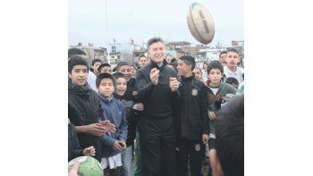 Mauricio Macri ayer en una «clínica de rugby» que ofrecieron Los Pumas en un barrio carenciado de la Ciudad de Buenos Aires.
