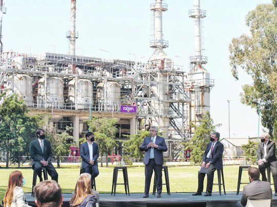 Presentación. Alberto Fernández y Axel Kicillof junto a directivos de Raízen ayer en la refinería de Avellaneda.&nbsp;