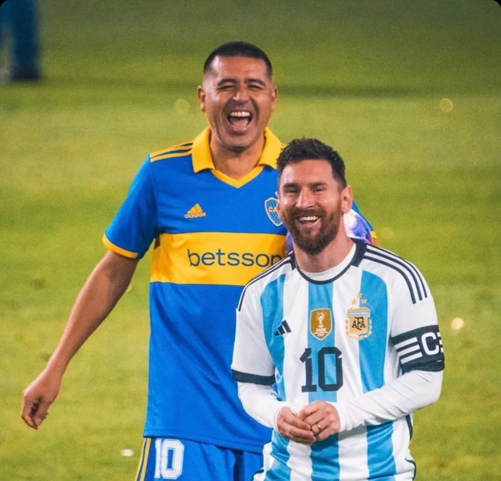 Messi attended Riquelme's farewell, played at the Bombonera. Messi attended Riquelme's farewell, played at the Bombonera.