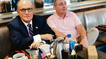 Colaboración. Rudolph Giuliani y Lev Parnas compartieron un café el 20 de septiembre en el Trump International Hotel en Washington.