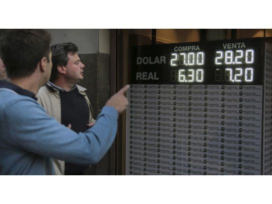 Con mayor demanda por cobertura, el dólar rebotó 16 centavos a $ 28,21 (pese a tasas por las nubes)